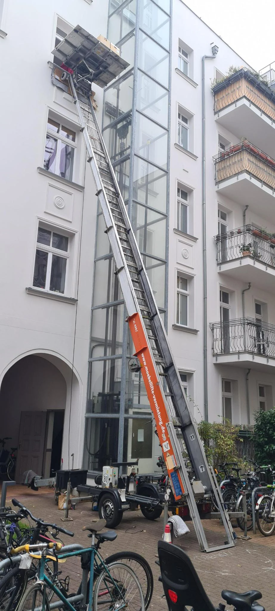 Möbellift im Hinterhof